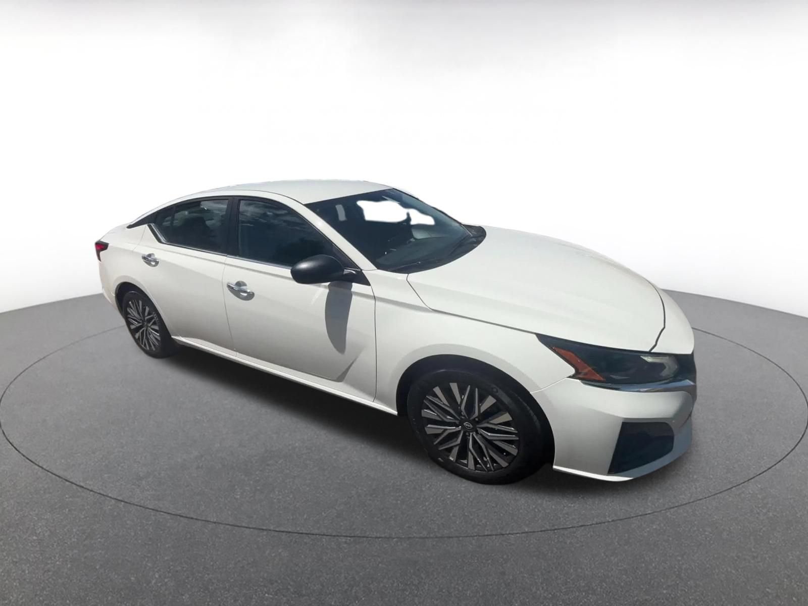 Used 2025 Nissan Altima 2.5 SV FWD image 2