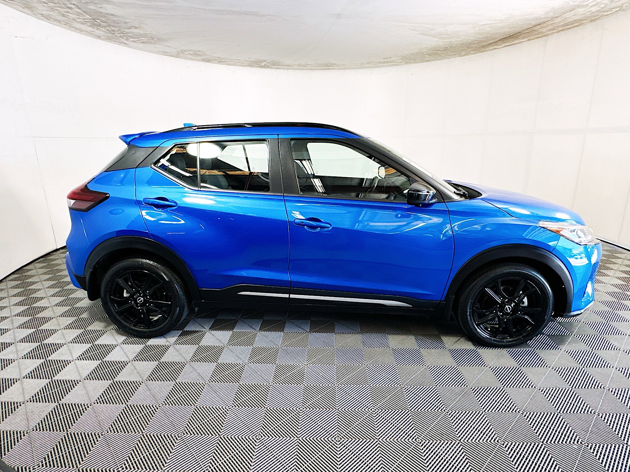 Used 2023 Nissan Kicks SR w/ SR Premium Package FWD image 2