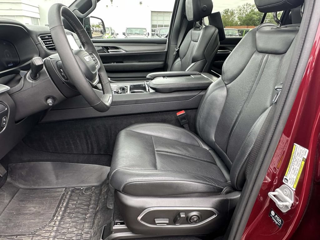 Used 2024 Jeep Wagoneer L Series II AWD/4WD image 20