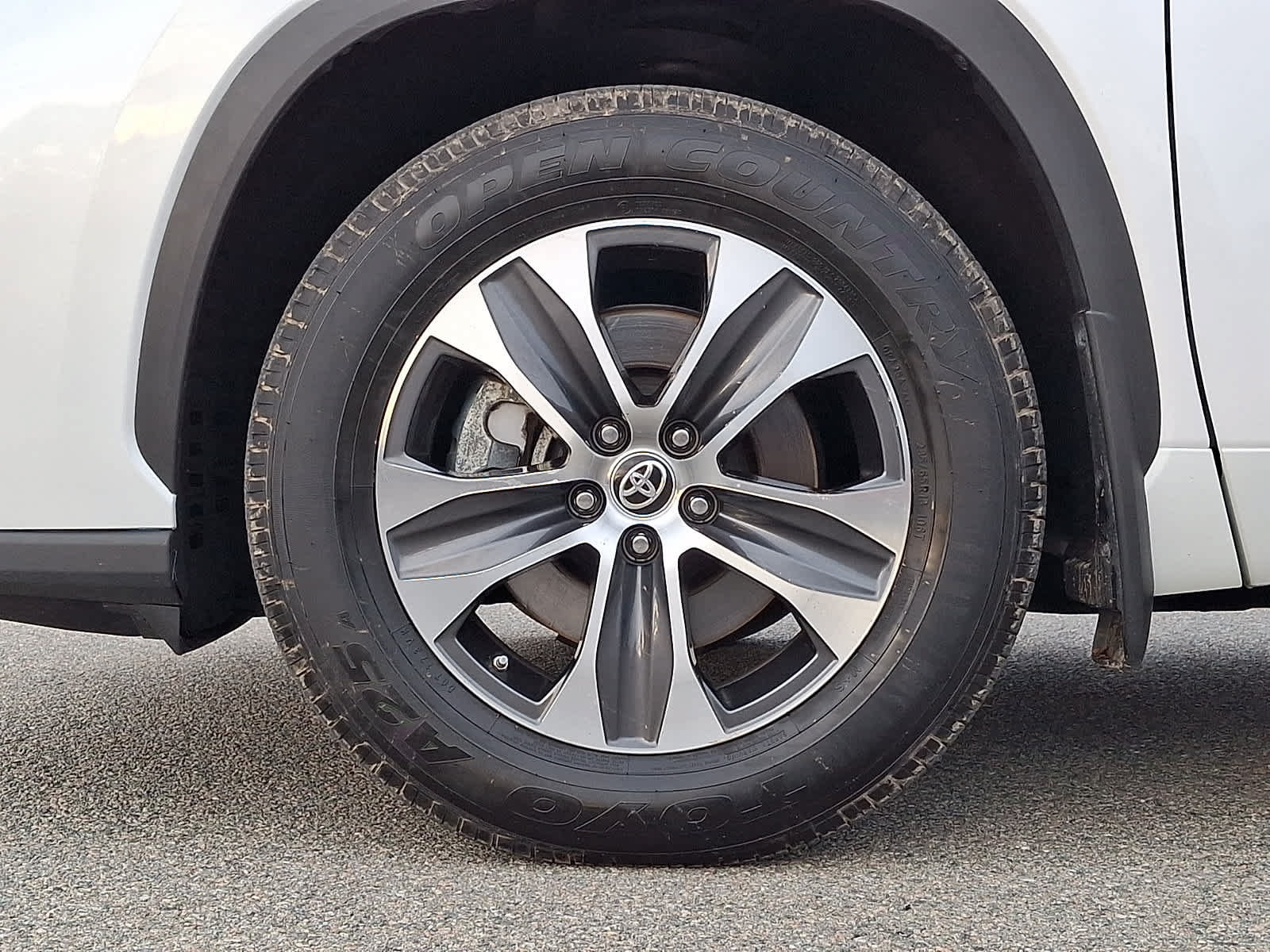 Used 2023 Toyota Highlander XLE AWD/4WD image 9