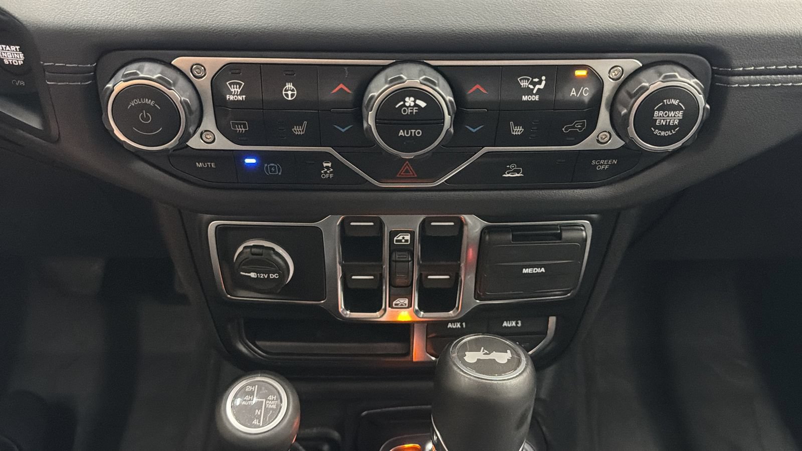 Used 2024 Jeep Wrangler Unlimited Sahara AWD/4WD image 23