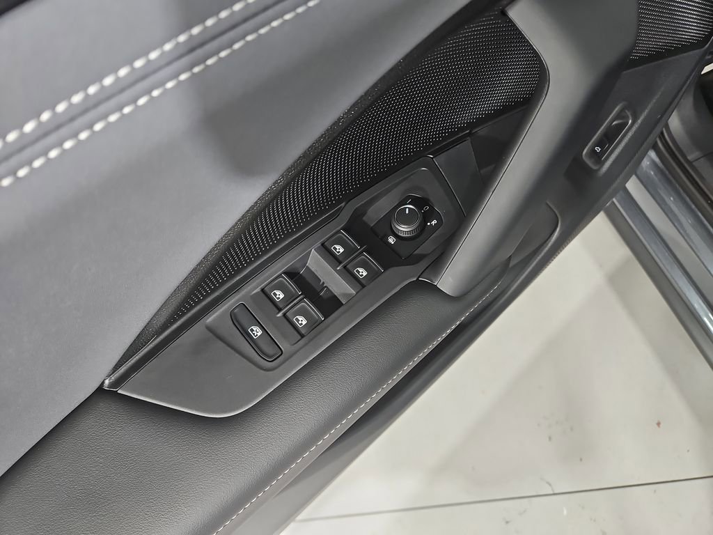 New 2026 Volkswagen Tiguan SE R-Line image 11