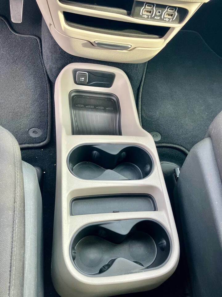 Used 2022 Chrysler Voyager LX image 12