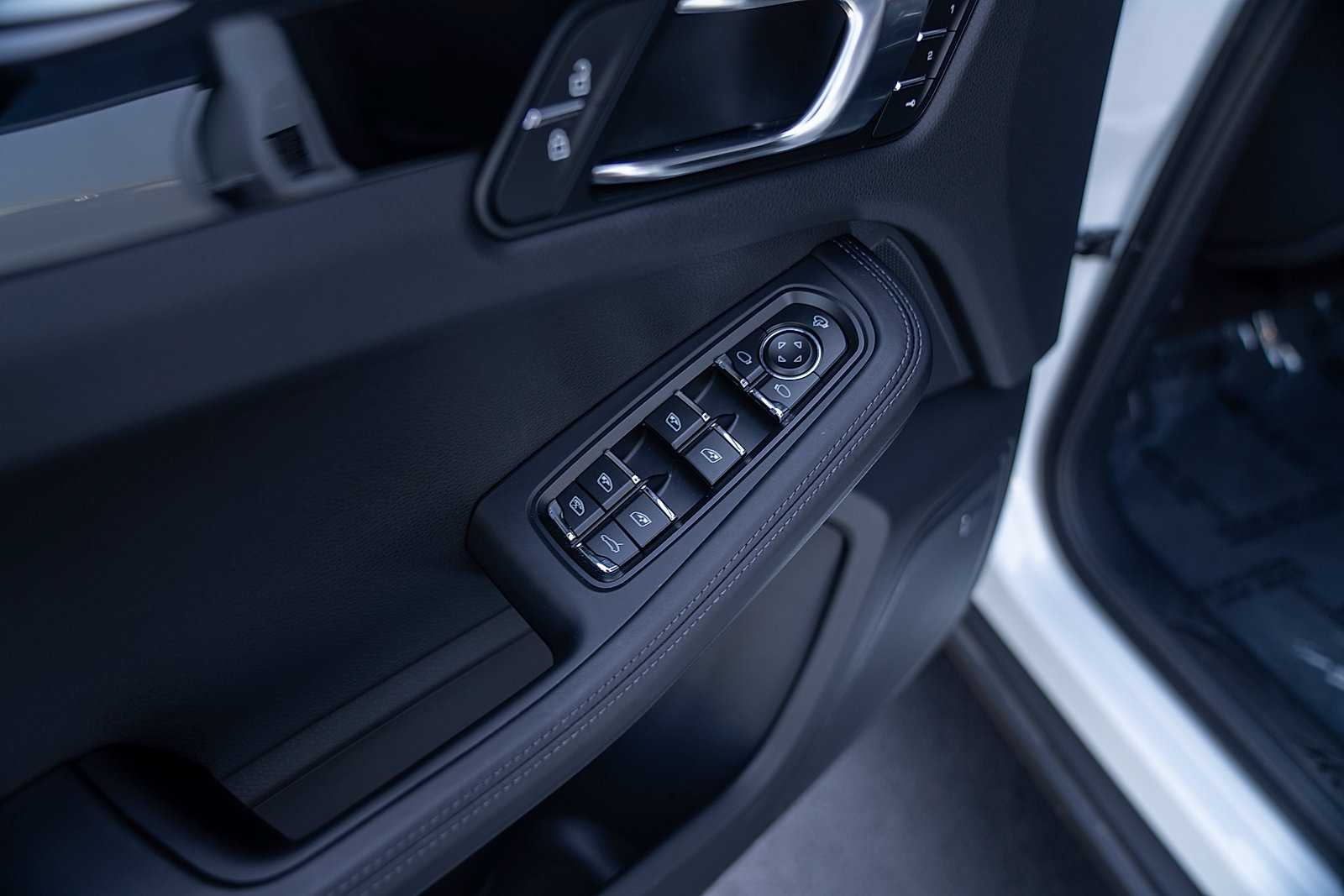 Certified 2026 Porsche Macan Turbo AWD/4WD image 19