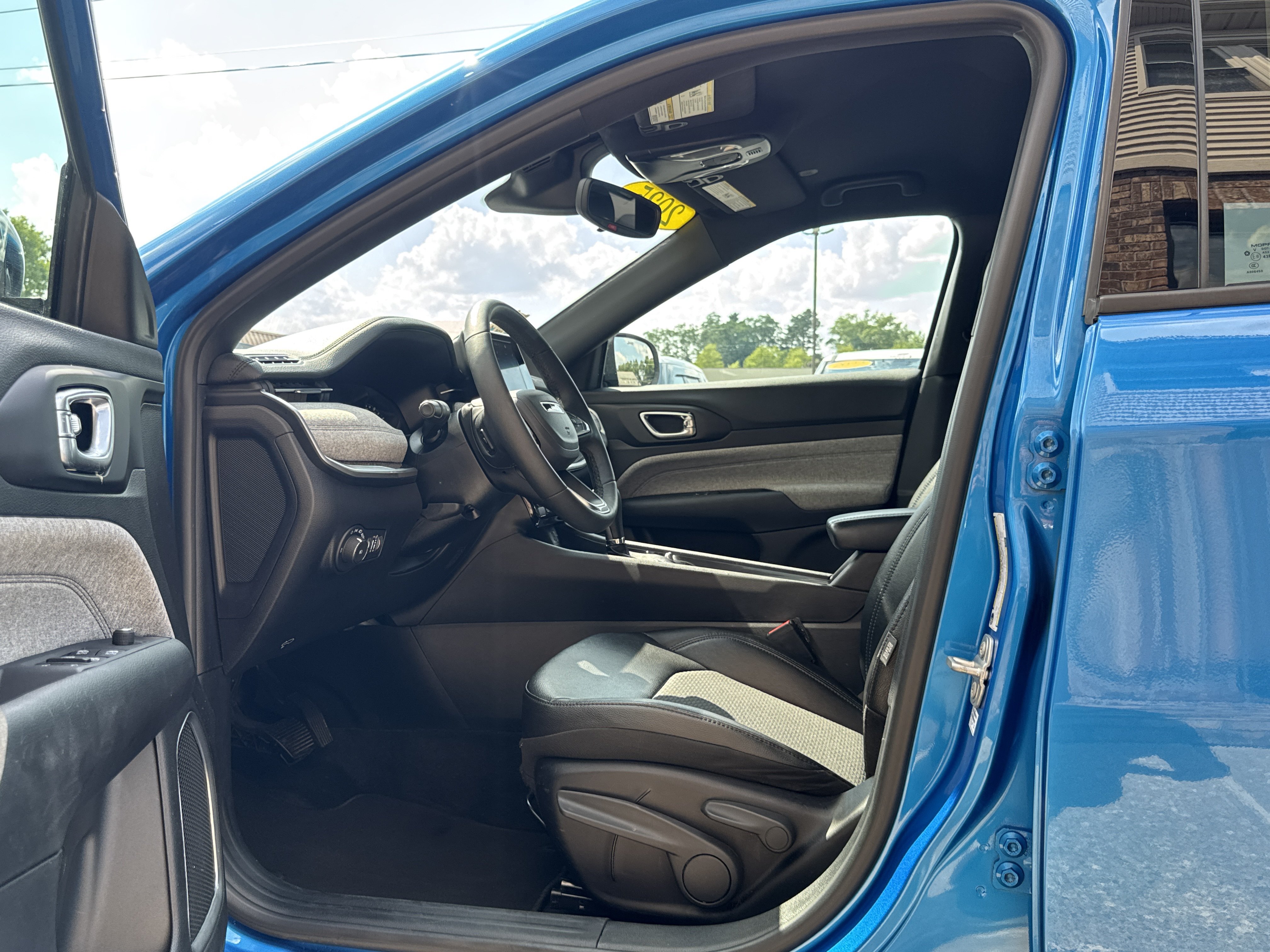 Used 2025 Jeep Compass Latitude AWD/4WD image 9