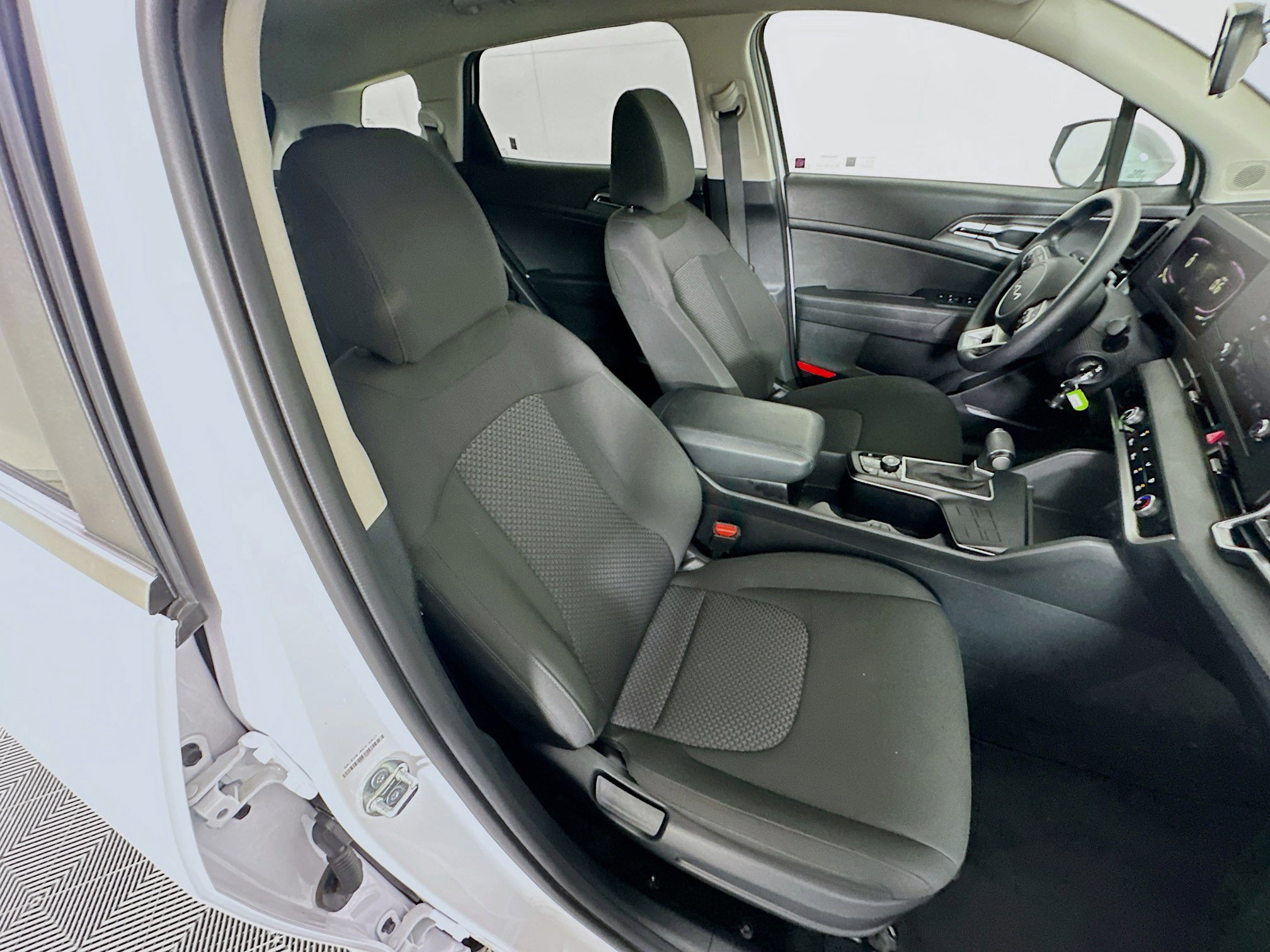 Used 2025 Kia Sportage LX image 30