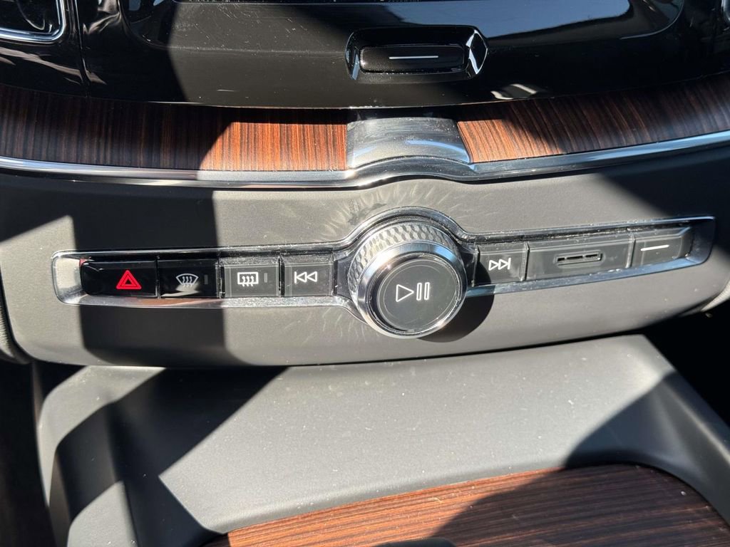 Certified 2023 Volvo XC60 B5 Plus w/ Climate Package image 27