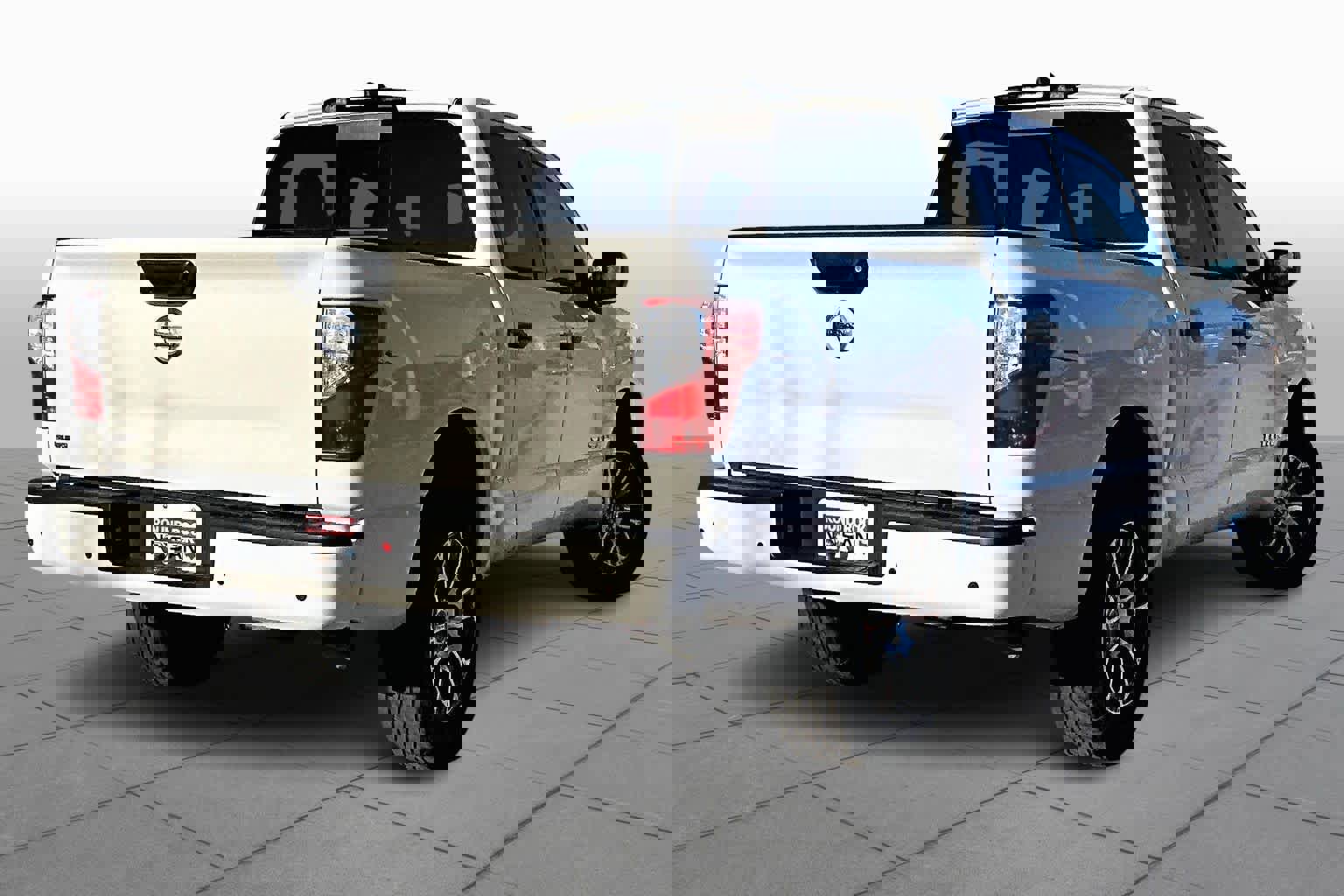 Used 2022 Nissan Titan SV image 13