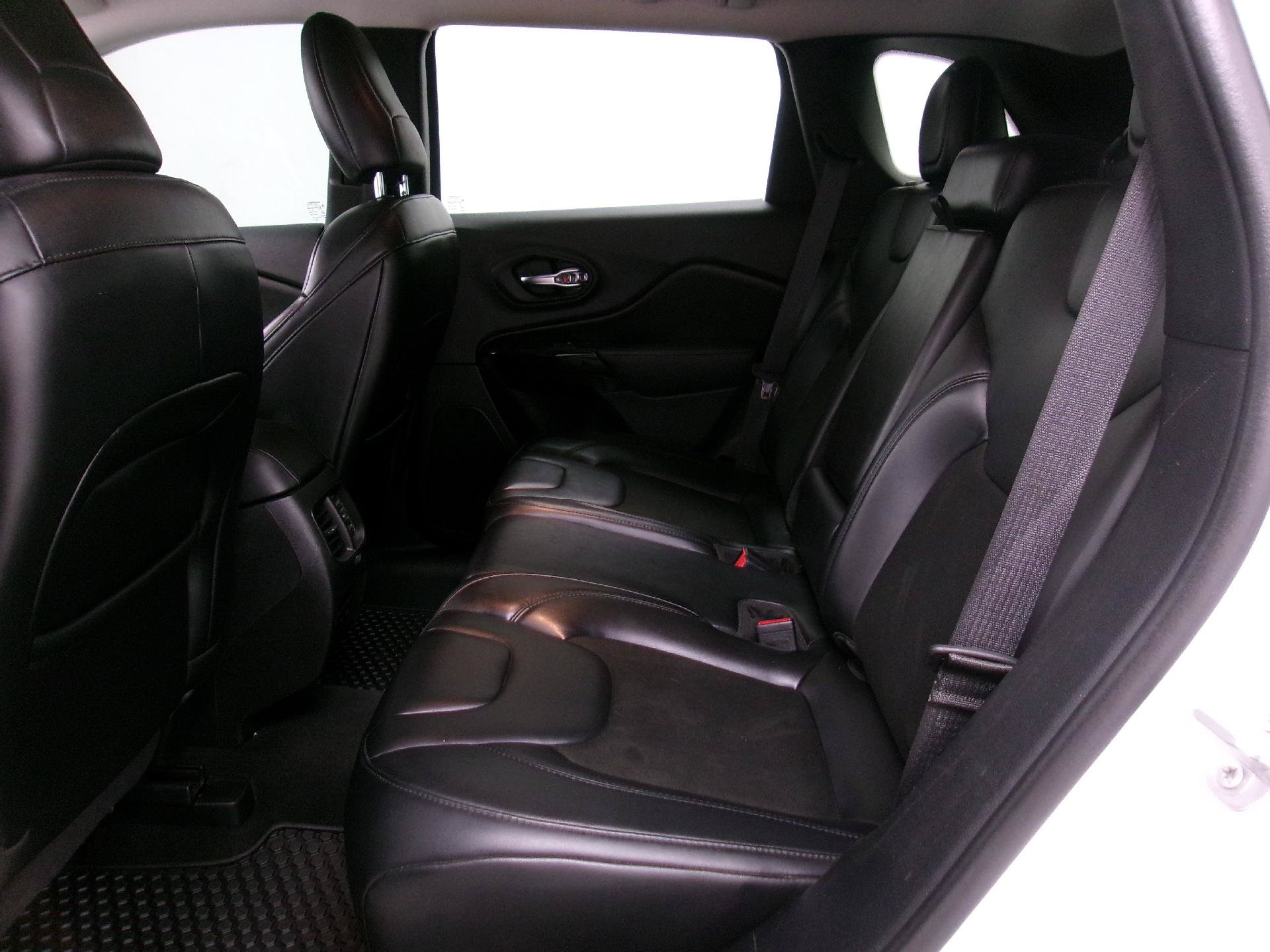 Used 2020 Jeep Cherokee Latitude Plus AWD/4WD image 9