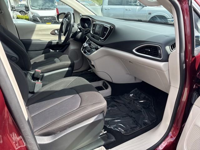 Used 2023 Chrysler Voyager LX FWD image 9
