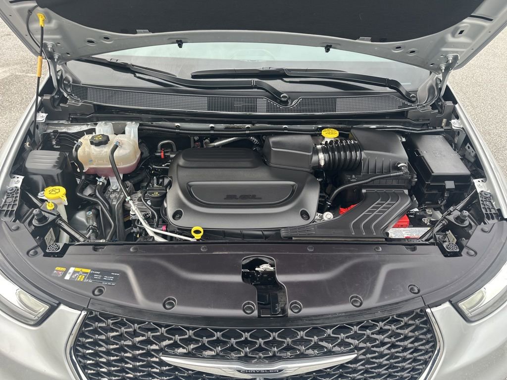 Used 2024 Chrysler Pacifica Touring-L image 12