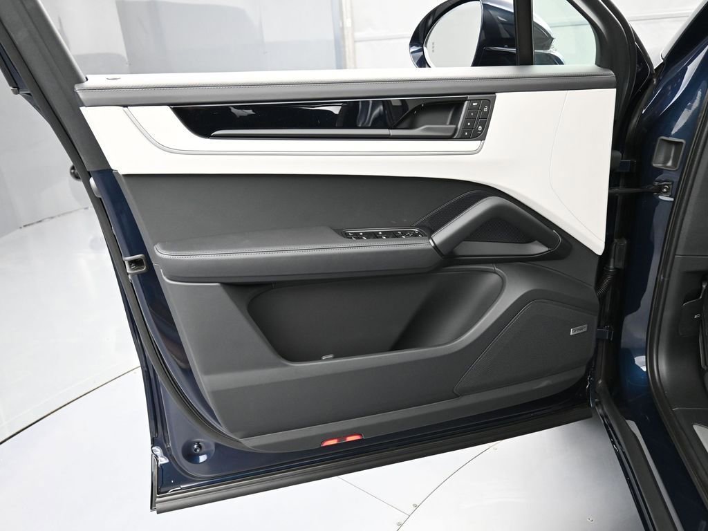 New 2026 Porsche Cayenne GTS image 16