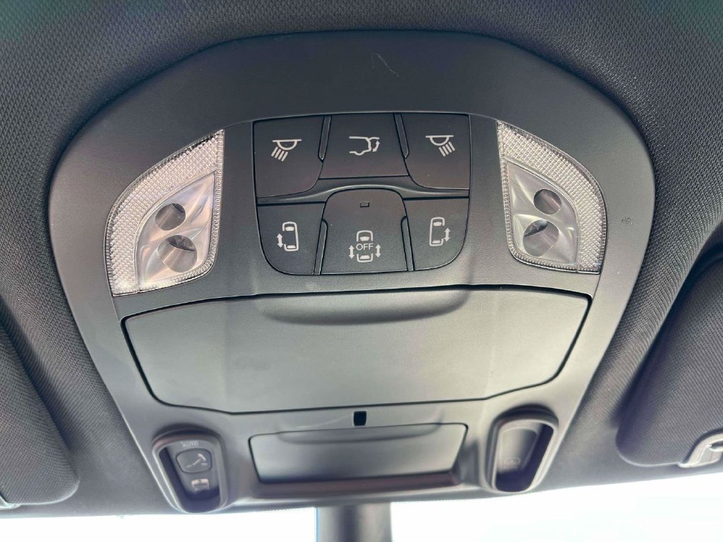 Used 2025 Chrysler Pacifica Limited FWD image 24