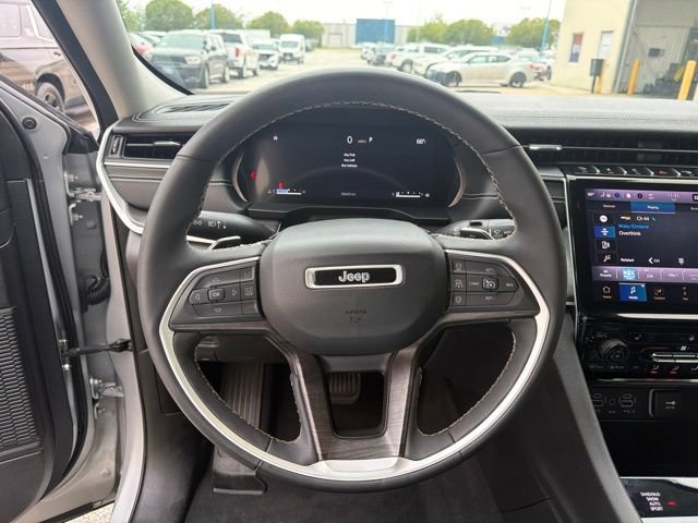 Used 2023 Jeep Grand Cherokee Limited AWD/4WD image 25