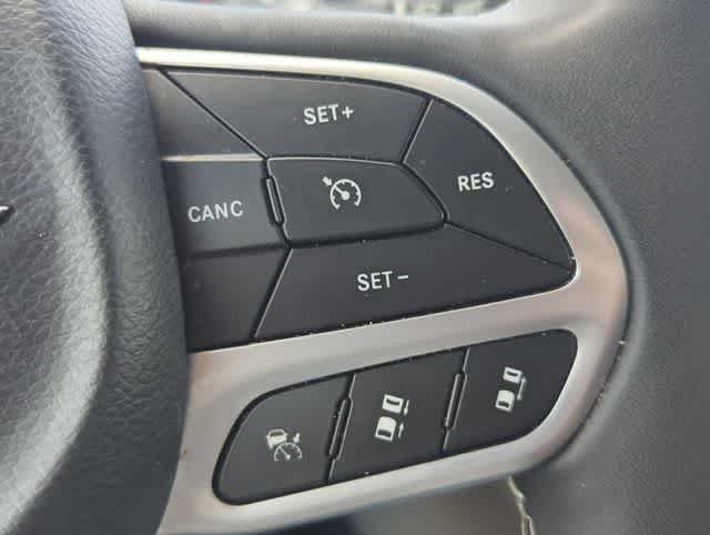 Used 2023 Chrysler Pacifica Touring-L FWD image 26