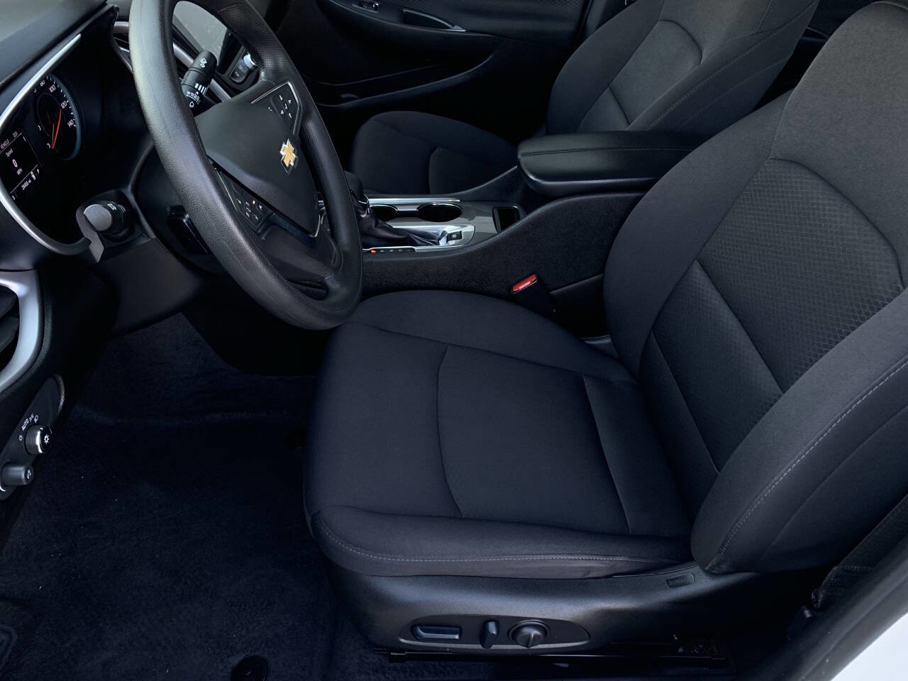 Used 2024 Chevrolet Malibu LT image 2