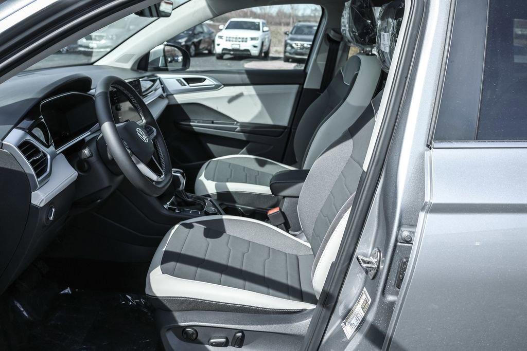 New 2025 Volkswagen Taos SE image 5