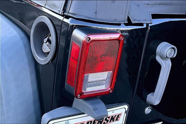 Used 2012 Jeep Wrangler Unlimited Rubicon w/ Connectivity Group image 28