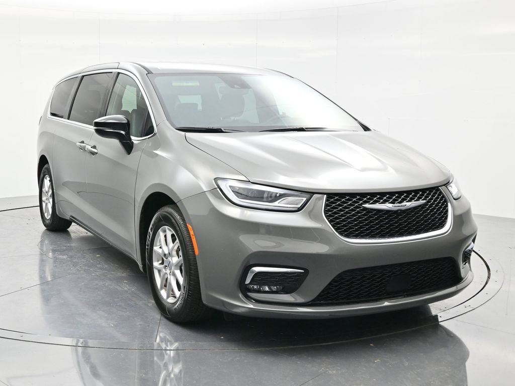 Used 2025 Chrysler Pacifica Select FWD image 3