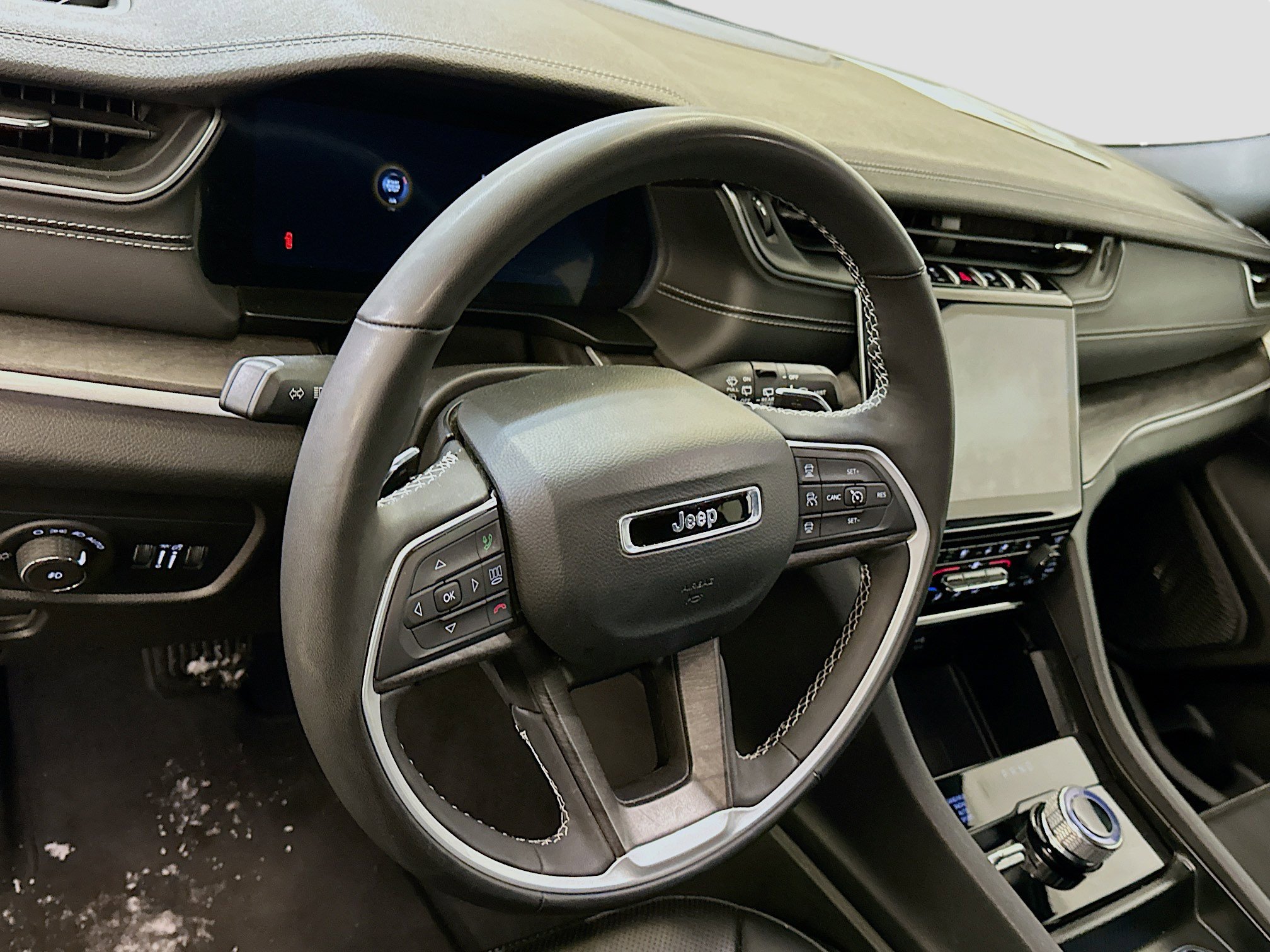 Used 2024 Jeep Grand Cherokee L Limited w/ Luxury Tech Group II image 18