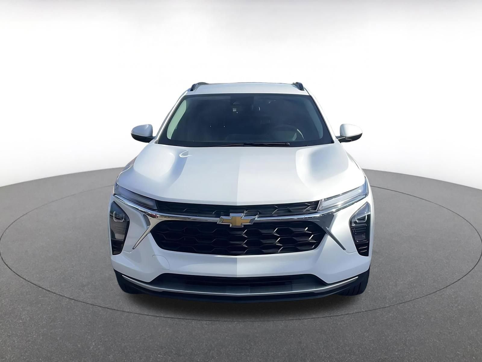 Used 2025 Chevrolet Trax LT FWD image 3