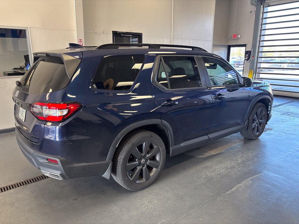 Used 2025 Honda Pilot Sport image 7