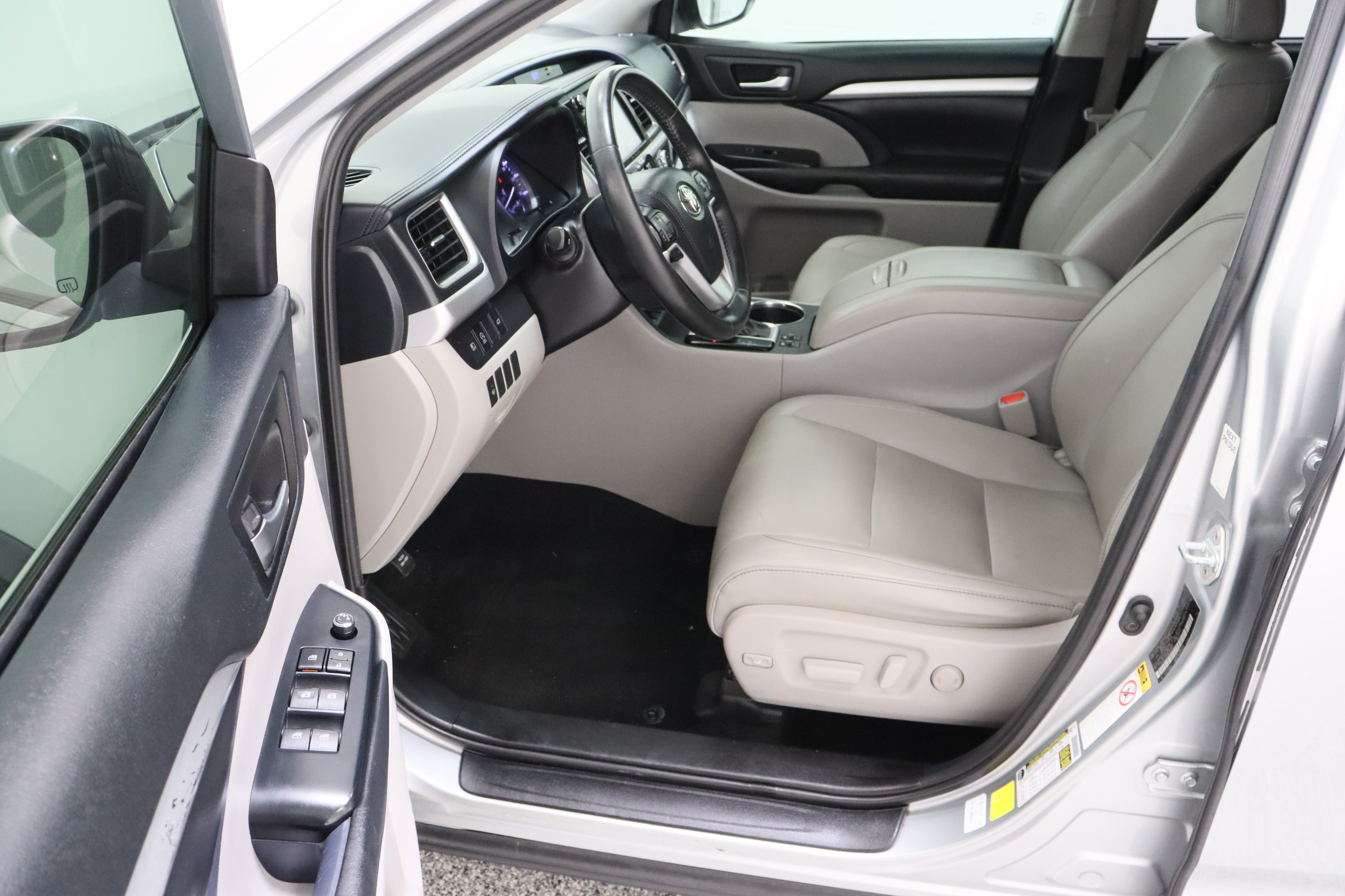 Used 2019 Toyota Highlander XLE FWD image 14