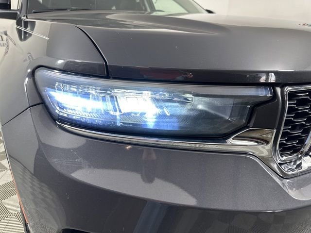 Used 2023 Jeep Grand Cherokee Laredo image 4