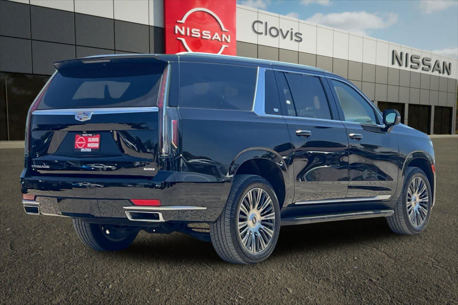 Used 2022 Cadillac Escalade ESV Luxury AWD/4WD image 3