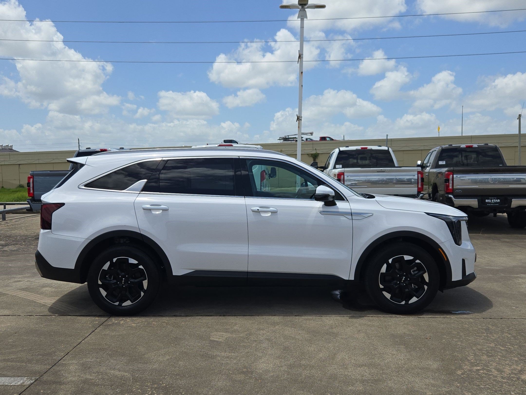 Used 2025 Kia Sorento S FWD image 2