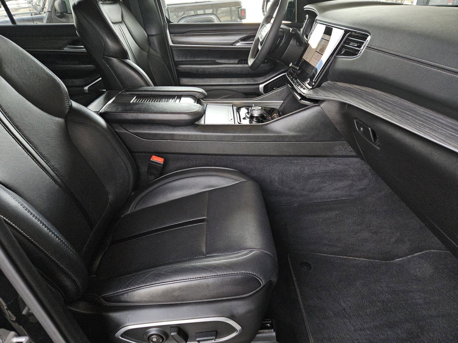 Used 2024 Jeep Wagoneer L Series II w/ Flexible Seating Group image 32