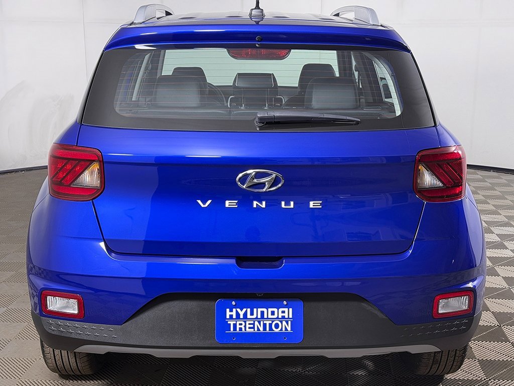 Used 2025 Hyundai Venue Limited image 11