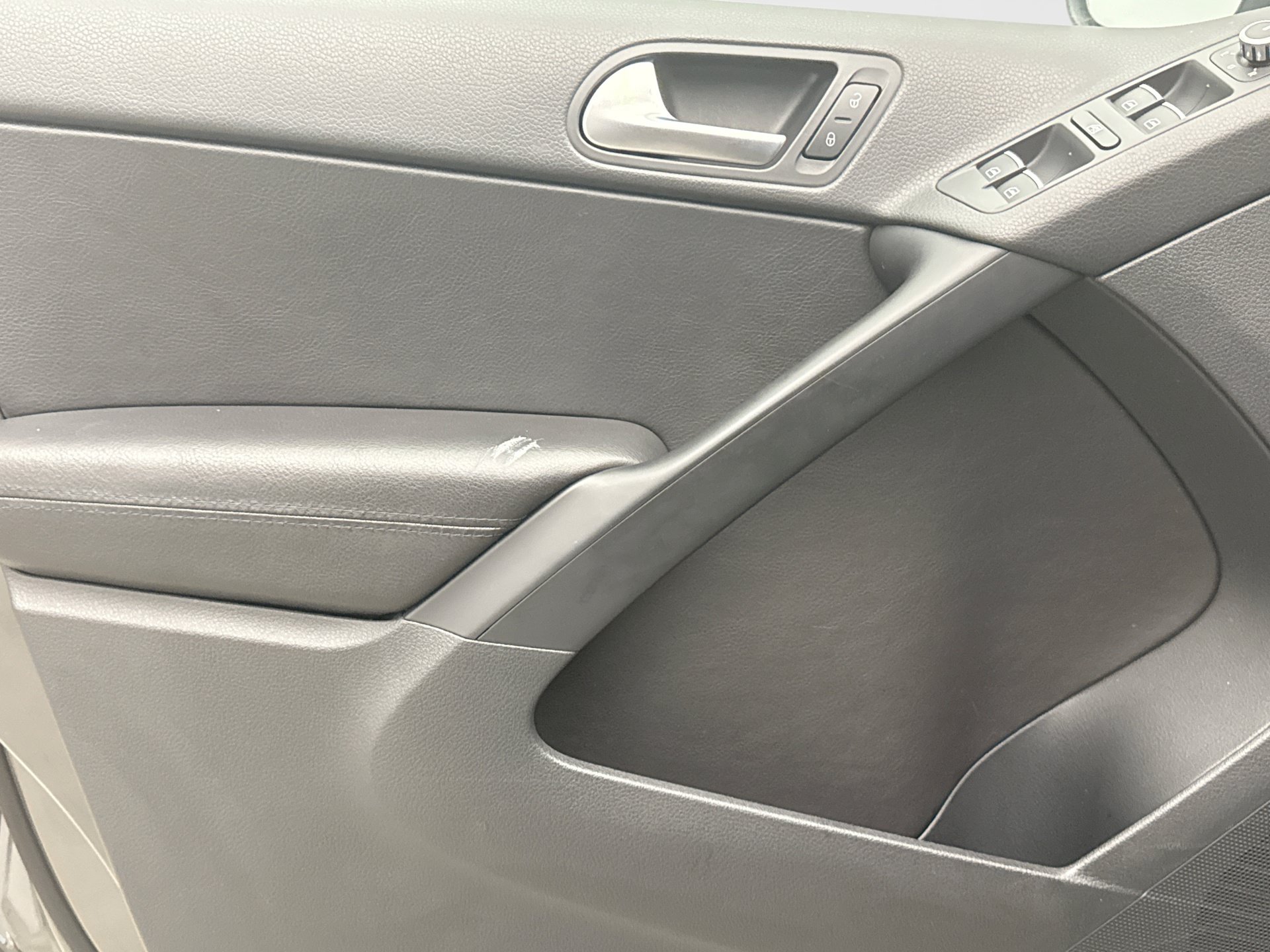 Used 2014 Volkswagen Tiguan S FWD image 9