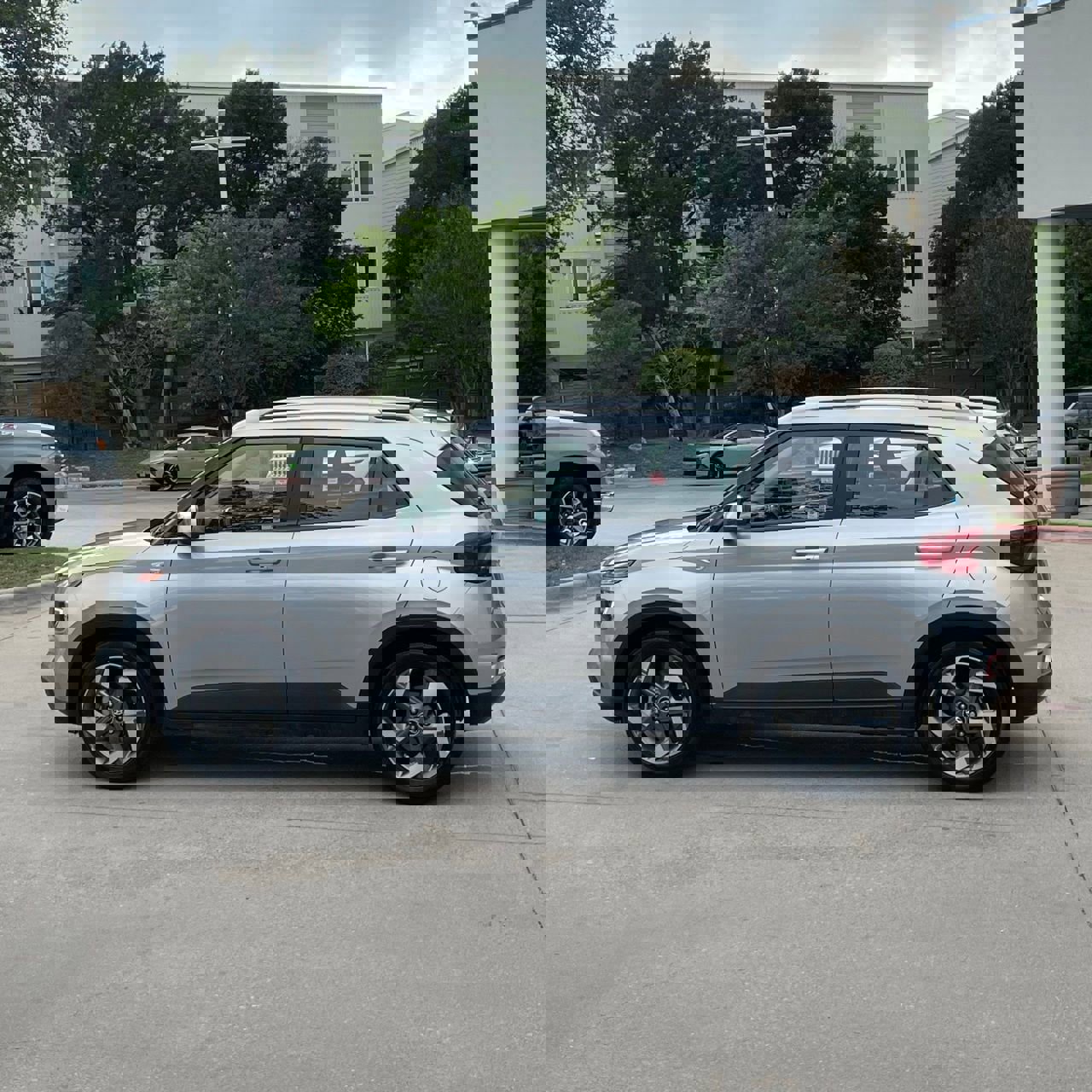 Used 2025 Hyundai Venue SEL FWD image 3