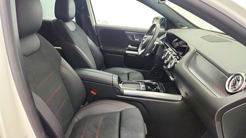 Used 2025 Mercedes-Benz GLA 250 4MATIC image 23
