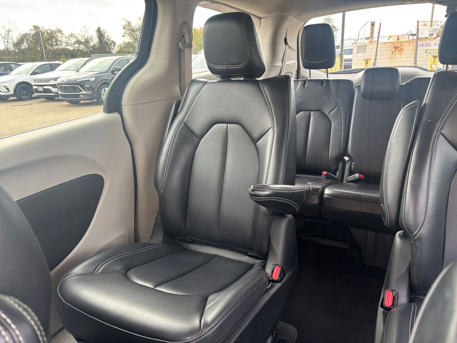 Used 2023 Chrysler Pacifica Touring-L image 40