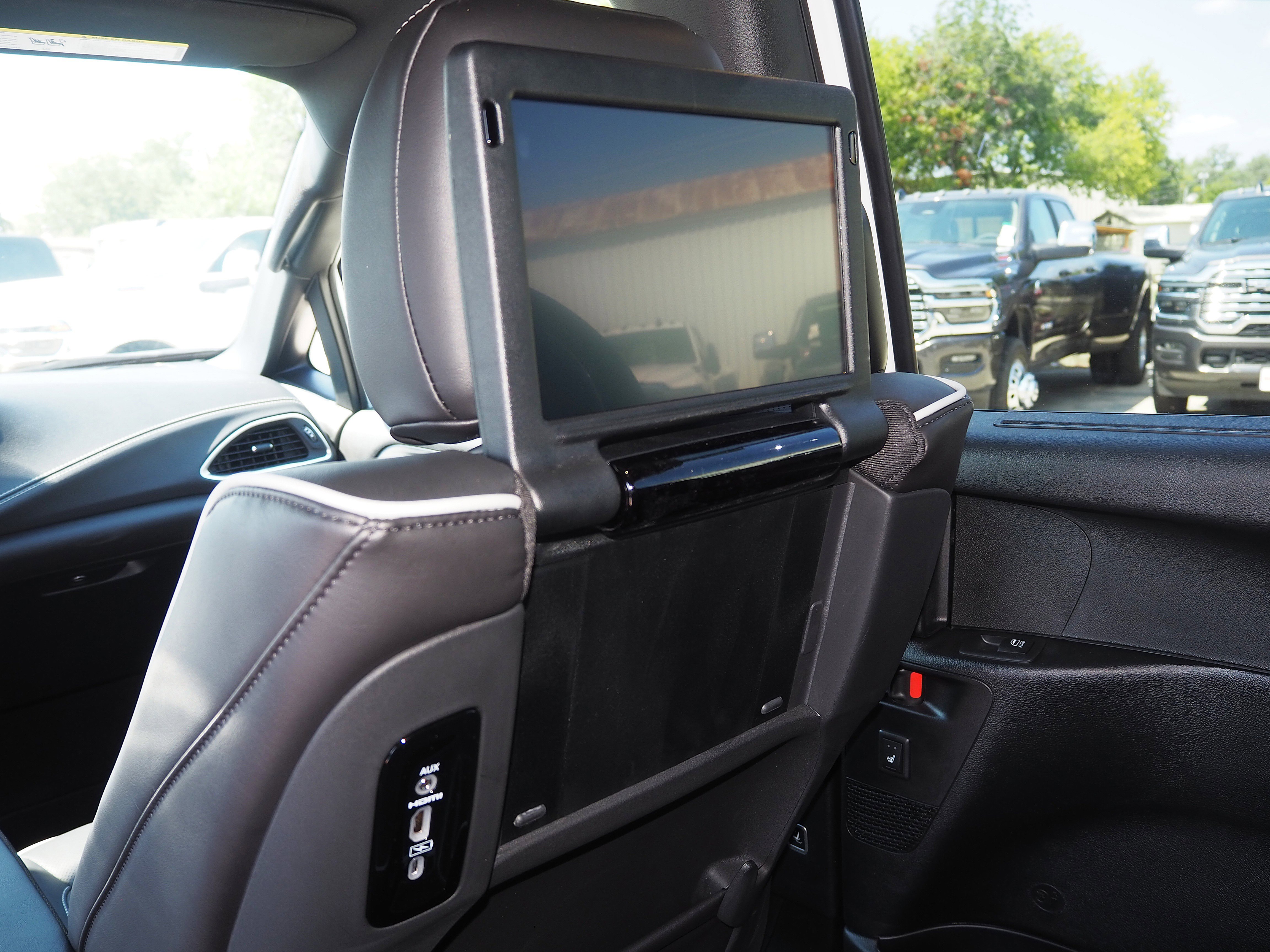 New 2026 Chrysler Pacifica Limited w/ Uconnect Theater Family Group FWD image 22