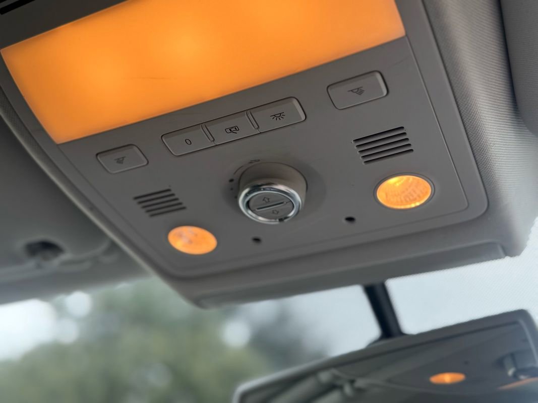 Used 2013 Volkswagen Touareg Hybrid image 32