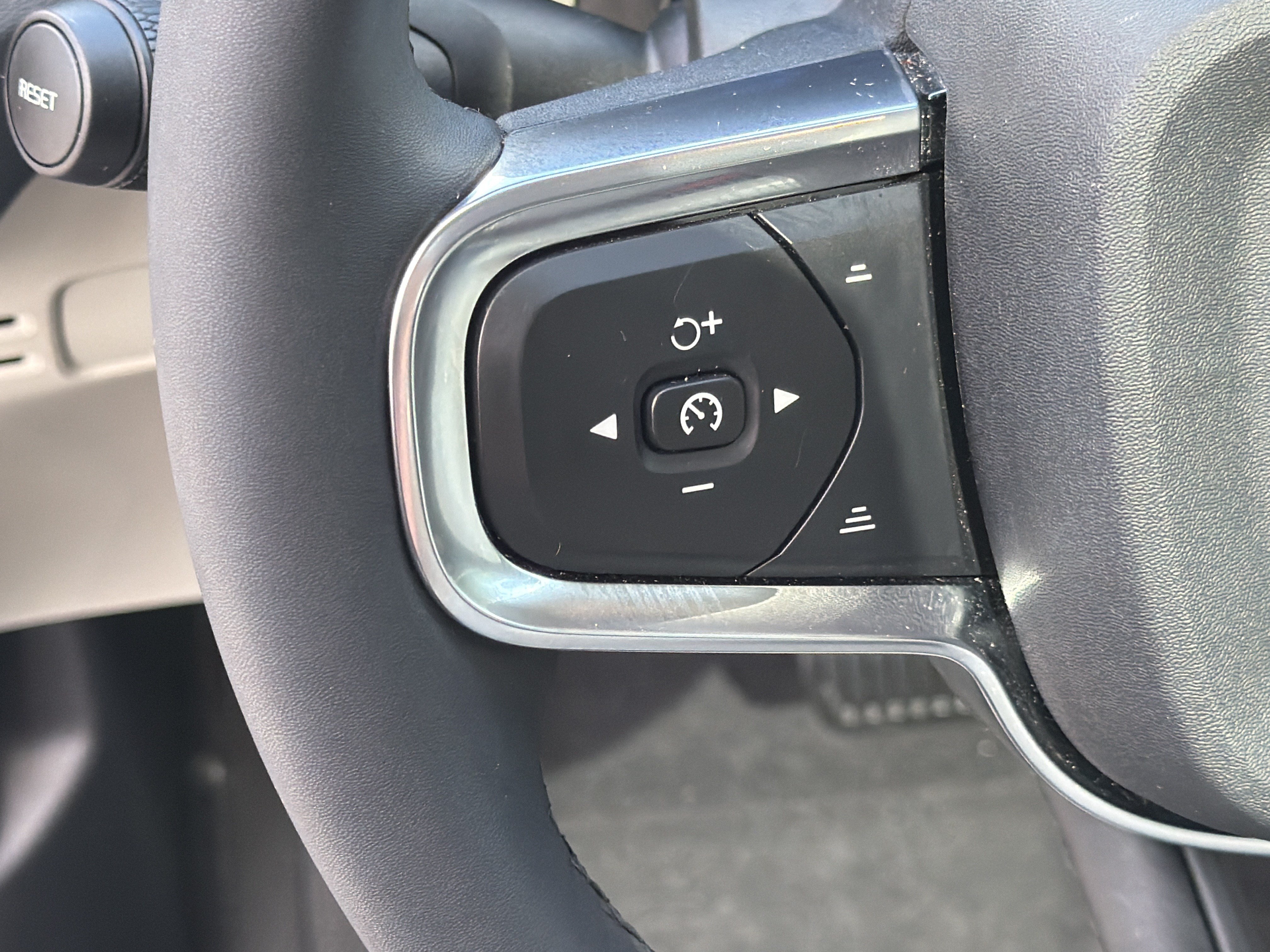 Certified 2024 Volvo XC40 B5 Ultimate w/ Protection Package Premier AWD/4WD image 19