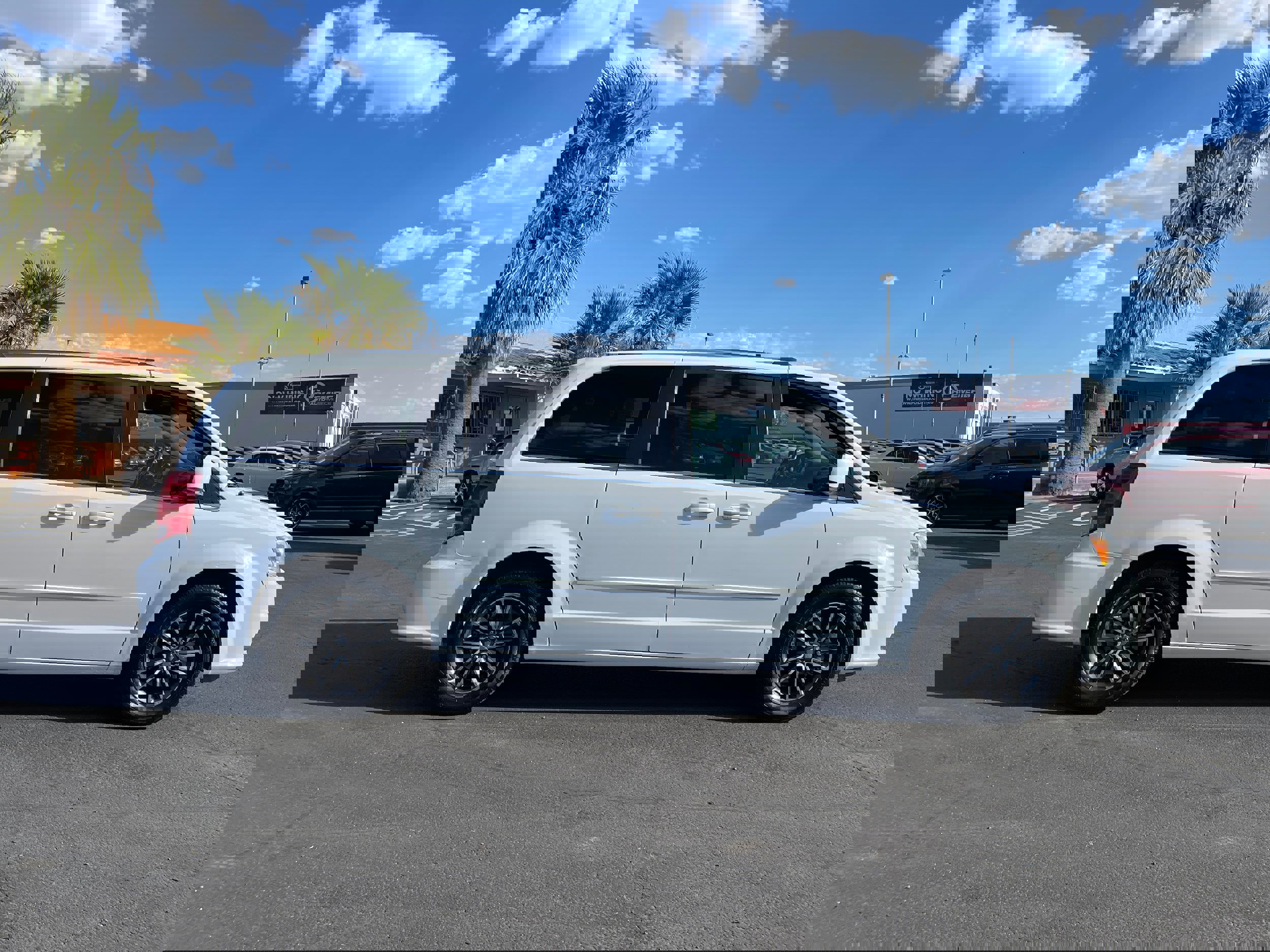 Used 2017 Dodge Grand Caravan SXT w/ Driver Convenience Group image 6