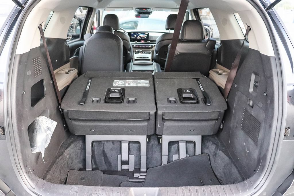 Used 2025 Kia Carnival FWD image 29