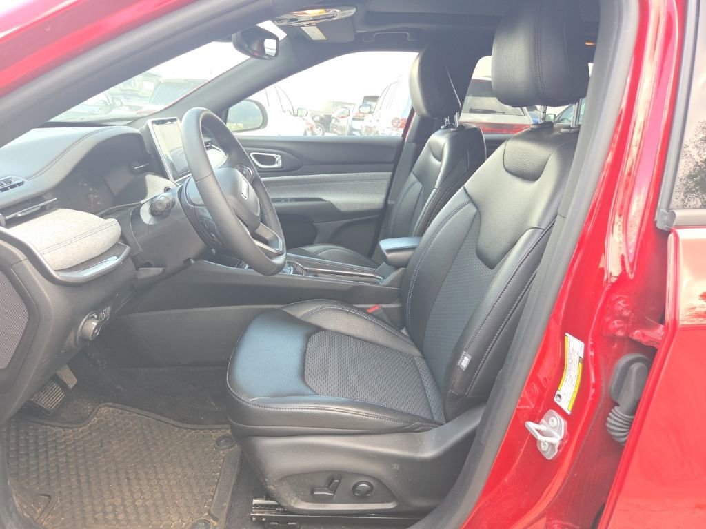 Used 2025 Jeep Compass Latitude w/ Sun & Sound Group image 5