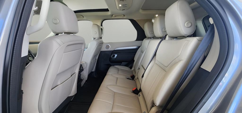 Used 2020 Land Rover Discovery Landmark image 20