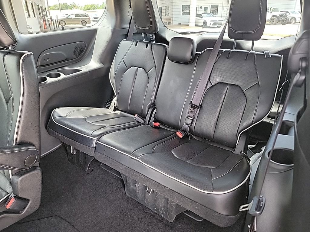 Used 2025 Chrysler Pacifica Limited image 13