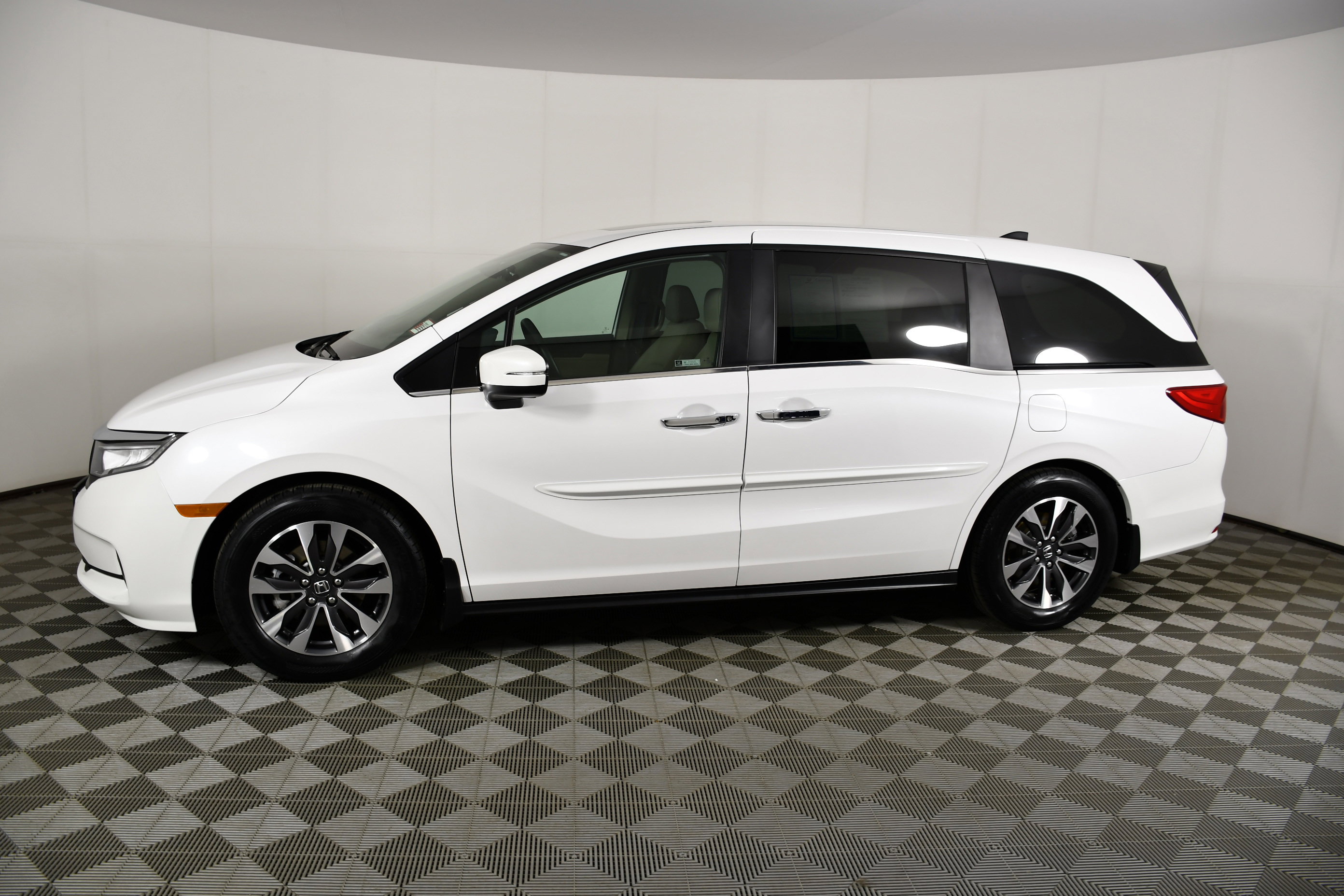 Certified 2024 Honda Odyssey EX-L image 9