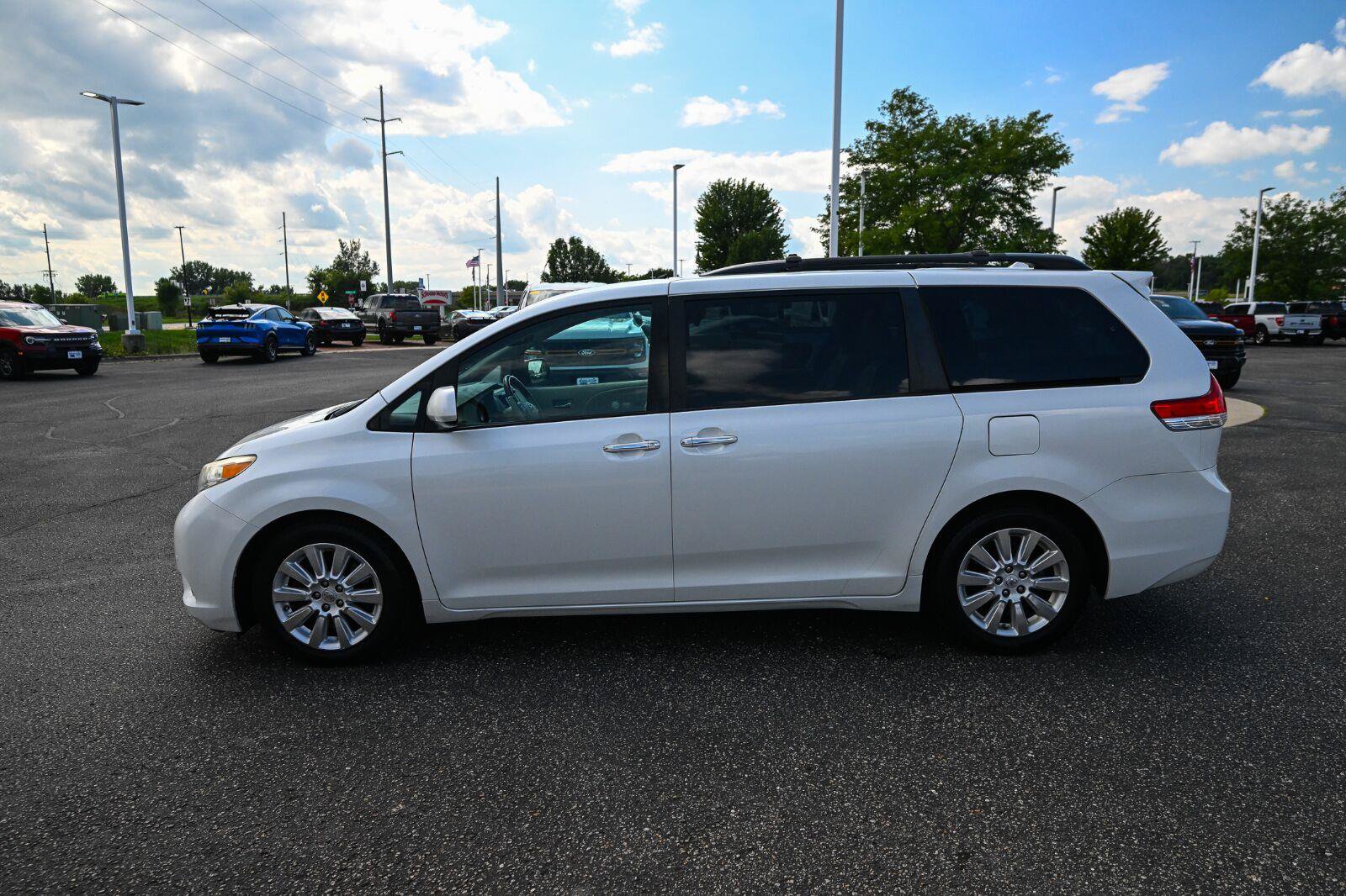 Used 2011 Toyota Sienna Limited w/ Premium Pkg FWD image 8