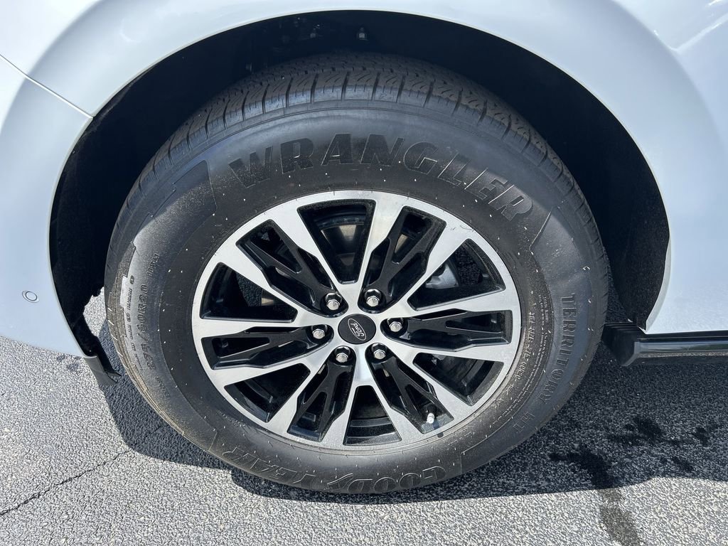Used 2025 Ford Expedition Platinum AWD/4WD image 16