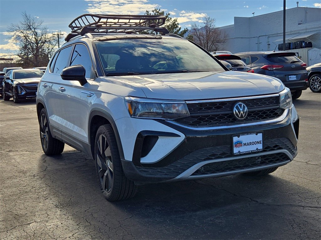 Used 2024 Volkswagen Taos SE w/ Panoramic Sunroof Package image 3