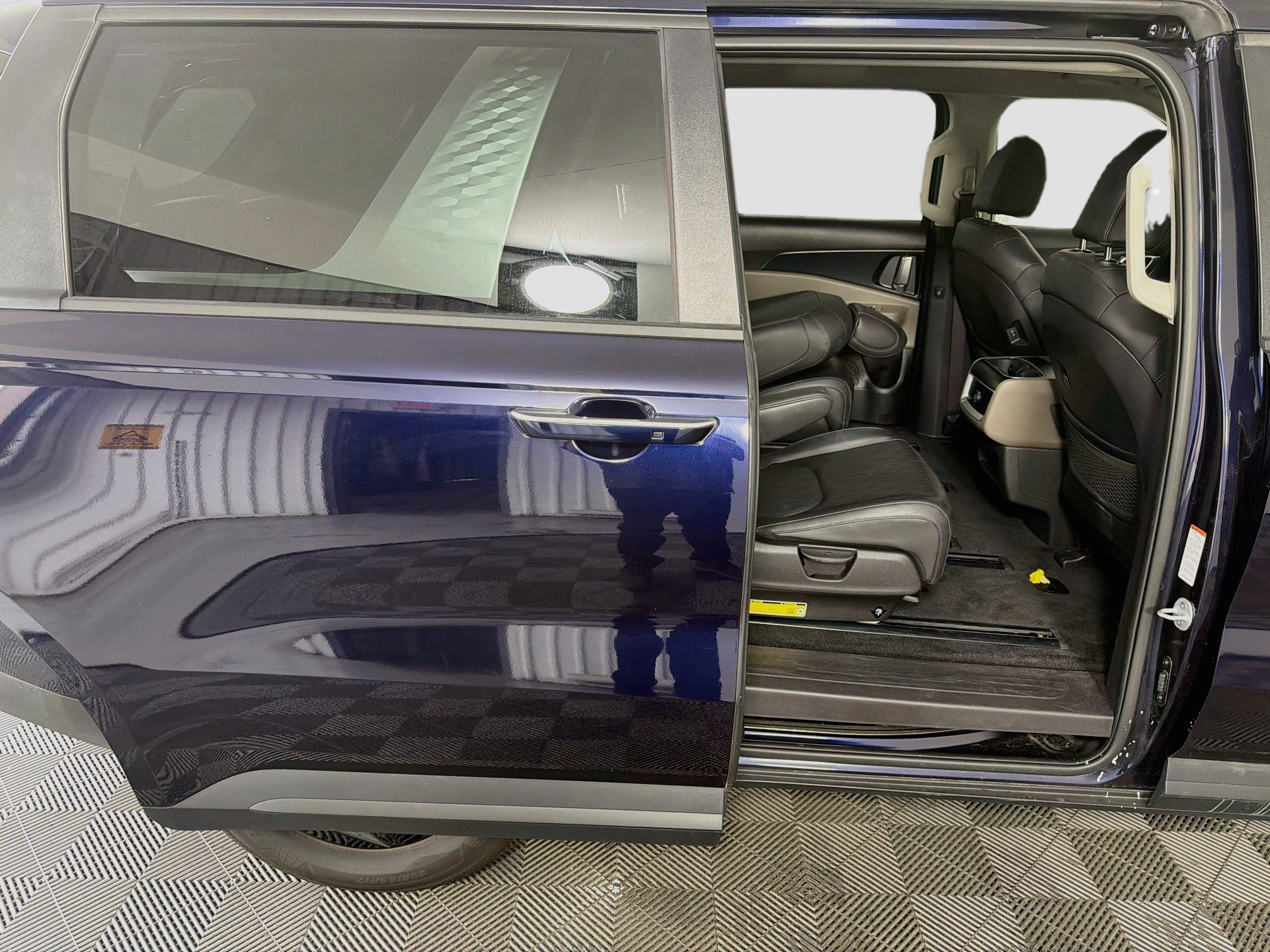 Used 2026 Kia Carnival FWD image 32