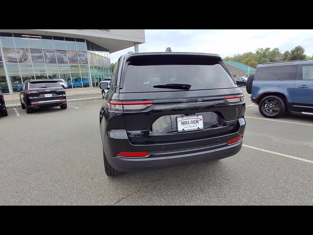 Used 2025 Jeep Grand Cherokee Limited w/ Black Appearance Package AWD/4WD image 7